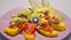 Tamales met pittige salsa uit Mexico & gebakken funchi