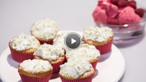 Rozencake met pistache-mascarponecrème en frambozen-rozenijs