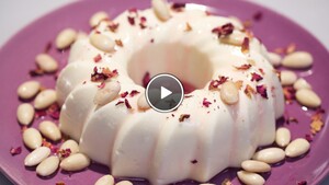 Rozenpudding met amandeltjes met zelfgemaakte rozensiroop