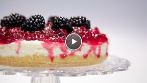 Witte chocolade cheesecake met cranberrysaus
