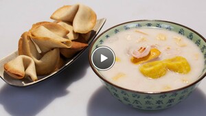 Fruit in kokossoep (kolak) & Fortune cookies