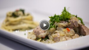 Maiale con finocchietti e spaghetti con herbe verde (varkensvlees met venkel en spaghetti met groene kruiden)