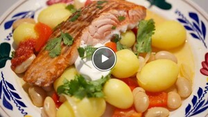 Zalm van de grill met pittige bonen