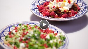 Zoete en hartige salade met granaatappel in de hoofdrol