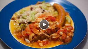 Worstjes met witte bonen in tomatensaus