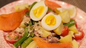 Zomers aardappelpotje met zalm en makreel