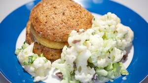 Kaasburgers met bloemkoolsalade