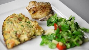Frittata met salade en gegrilde kip