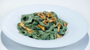 Tagliatelle verdi ai funghi (groene tagliatelle met paddenstoelen)