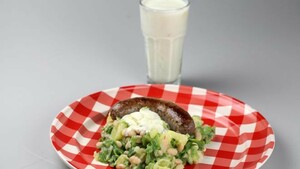 Blote billen in het gras met appel-kaneel yoghurt