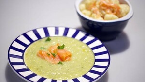 Aardappel-preisoep met gerookte zalm