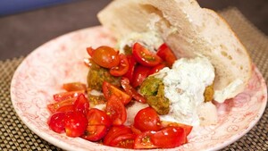 Broodje falafel met cherry pruim trostomaten
