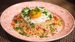 Mihoen met spiegelei en tahini saus