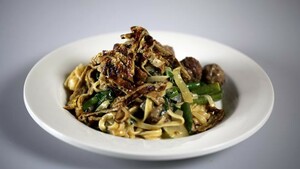 Bami uit de wok met pindakokossaus