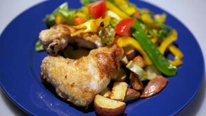 Honey chickenwings met peultjessalade