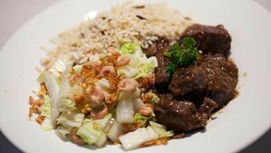 Dendeng terik (gekruid rundvlees met kokosmelk) & gebakken Chinese kool