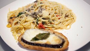 Spaghetti alla caprese e bruschetta con melanzane (spaghetti caprese en bruschetta met aubergine)