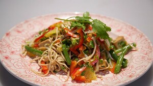 Knapperige noedelsalade