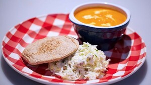 Tomatensoep met roomfiguurtjes en pita’tjes