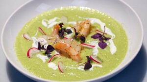 Avocado-sla-soep met gebakken tijgergarnalen
