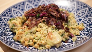 Couscous met gekaramelliseerde rode uien