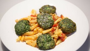 Casarecce al sugo con polpette verdi (pasta met tomatensaus en groene aardappelballetjes)
