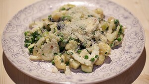 Italiaanse venkelschotel met gnocchi