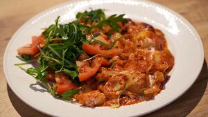 Gnocchi-ovenschotel met tomatensalade