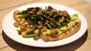 Indiase pizza’s met gekruide aubergines
