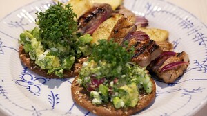 Zoete BBQ-spies met avocado-hüttenkäsesalade