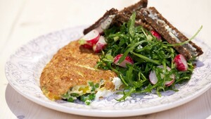 Geitenkaasomelet met gele paprika