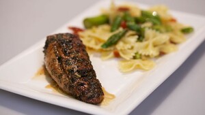 Filetto di maiale con farfalle asparagi verdi (varkensfilet met farfalle en groene asperges)