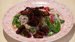 Aziatische spekreepjes met mihoensalade