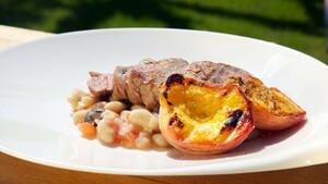 Gegrilde perzik en entrecote met gestoofde witte bonen
