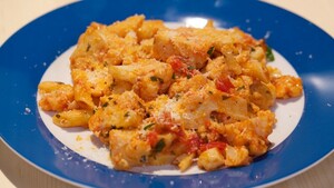 Penne rigate met bloemkool en tomaten