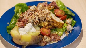 Maaltijdsalade met gegrilde kip en gepofte aardappels