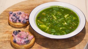 Posteleinsoep en beschuit met zomerfruitspread