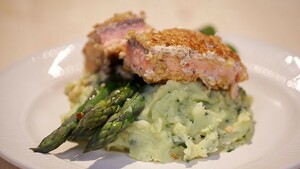 Zalm in amandelen met basilicumpuree