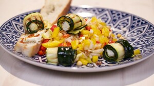 Arabische salade met courgetterolletjes