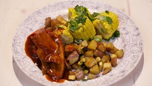 Speklappen in BBQ-saus met maïskolven