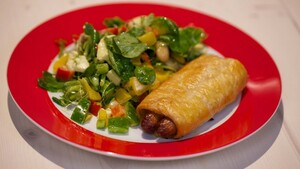 Worstenbroodjes met trappistenkaassalade