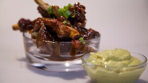 Zachte spareribs met sinaasappel en avocadodip