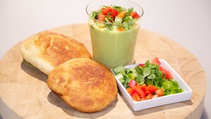 Gazpacho van avocado en brood uit Madeira