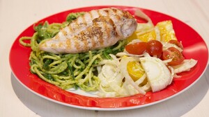 Spaghetti met kipfilet en hazelnoten-rucolapesto