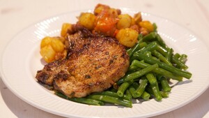 Gegrilde tijmkarbonades met sperziebonen