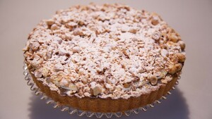 Platte hazelnootspijstaart