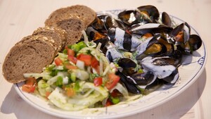 Gewokte mosselen met venkelsalade