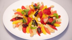 Citrus en dadels met muntpesto en zoetgemarineerde tomaatjes