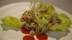 Salade van gerookte makreel, komkommerlinten en paprikagelei