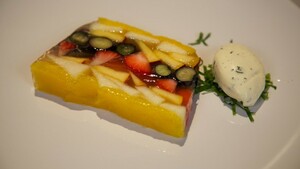 Rozen-fruitaspic met dragon-crème fraîche